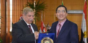 محافظ الاسماعيلية يهدي سفير فيتنام درع المحافظة