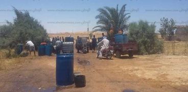 بالصور| أهالي يملأون جراكن سولار بعد تسريب خط أنانبيب في بني سويف