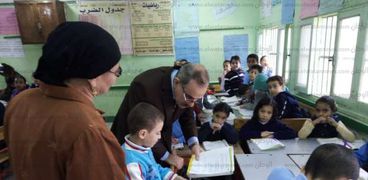 محافظ كفر الشيخ يكرم معلم"إنجليزى" بمدرسة عزبة جودة لإنضباطه