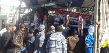 اقبال من المواطنيين بالغردقة على منافذ بيع اللحوم المخفضة