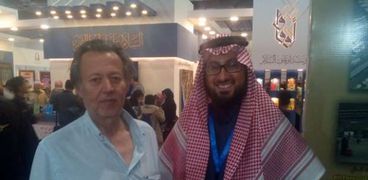 دكتور جراحة التجميل السعودى محمد كتوعة خلال زيارته للمعرض