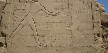 حائط فرعوني يجسد تاريخ تحتمس الثالث
