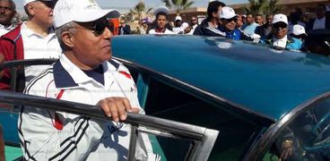 بالصور| وزيرا الري والرياضة ومحافظ أسوان يستقلون سيارة عبدالناصر