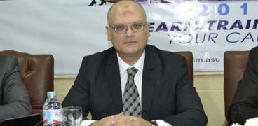 الدكتور خالد قدريعميد كلية التجارة جامعة عين شمس