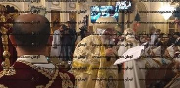 البابا تواضروس و٣ أساقفة يبدأون قداس الغطاس من الإسكندرية