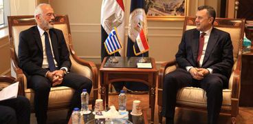 وزير السياحة خلال لقائه مع السفير اليوناني