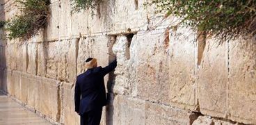 بالصور| دونالد ترامب يزور حائط المبكى في القدس