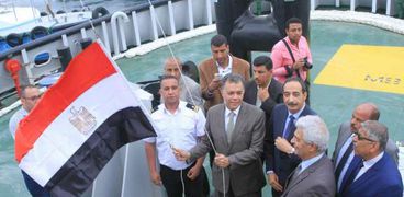 وزير النقل يرفع العلم المصري علي قاطرتين بميناء الإسكندرية