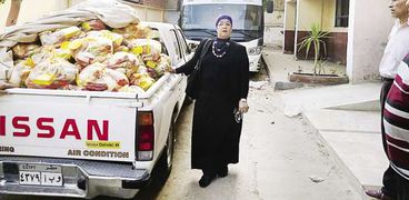 «إحسان» إلى جوار سيارة نصف نقل تحمل مواد غذائية ومساعدات للأهالى