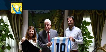 نائب سفير الأرجنتين يهدي المحافظ قميص مارادونا