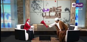 داعية اسلامي يهدي مذيعة "الحياة" بوكيه ورد