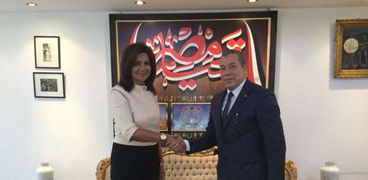وزيرة الهجرة نبيلة مكرم مع صالح فرهود رئيس الجالية المصرية بفرنسا