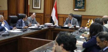 محافظ سوهاج يبحث مع البنك الدولي تقييم برنامج "تنمية صعيد مصر"