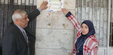 رئيس مدينة دسوق يلصق ملصقات الحماية من "كورونا" بالوحدة المحلية 