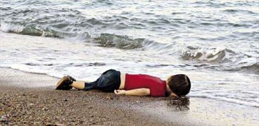 جثة الطفل «إيلان» على أحد شواطئ تركيا «صورة أرشيفية»