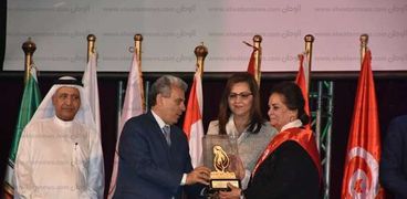 رئيس جامعة القاهرة يكرم المهندسة نادية عبده