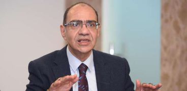 الدكتور حسام حسني رئيس اللجنة العملية لمكافحة كورونا