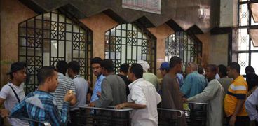 مواطنون أمام شباك حجز تذاكر قطارات العيد