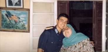 أحمد المنسي مع والدته