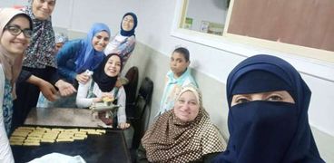 متطوعات أثناء عمل الكعك فى الإسكندرية