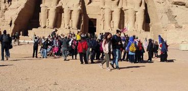 إقبال كبير من السياح على زيارة معبد رمسيس الثانى