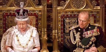 الأمير فيليب جالسا مع زوجته الملكة إليزابيث على كرسي العرش