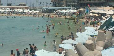 إقبال على الشواطئ بسبب طقس الإسكندرية