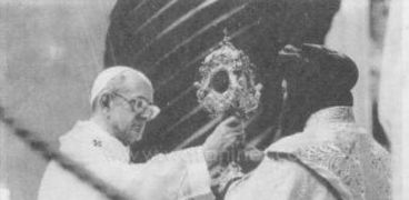 البابا شنودة خلال تسلم رفات البابا أثناسيوس