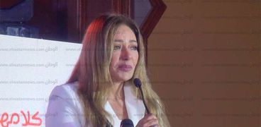 بالفيديو| ليلى علوي تبكي في حفل "مصر الخير" لتكريم الأمهات الغارمات