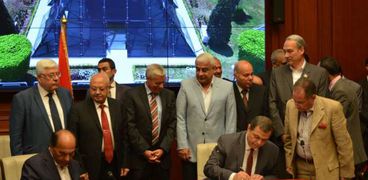 وزير القوي العاملة محمد سعفان خلال توقيع بروتوكولا لتنفيذ اتفاقية عمل جماعية مع محمد فريد خميس