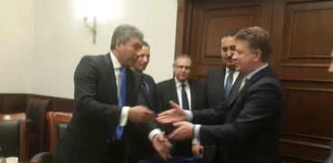 وزيرا «النقل الروسى» و«الطيران المصرى» خلال توقيع الاتفاقية