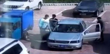 صيني يحاول إطفاء سيارة مشتعلة بالنفخ عليها