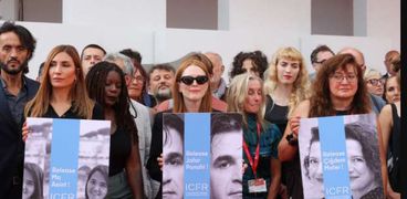 الممثلة الأمريكية جوليان مور في مسيرة احتجاجية ضد اعتقال جعفر بناهي