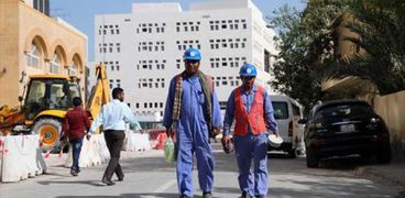بالصور| العمال الأجانب في قطر ينتظرون تغيير قانون العمل: ما نعيشه يدفعنا للانتحار
