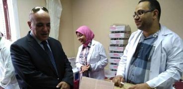 وكيل وزارة الصحة بالإسكندرية يتفقد القافلة الطبية المجانية بمركز شباب الظاهرية