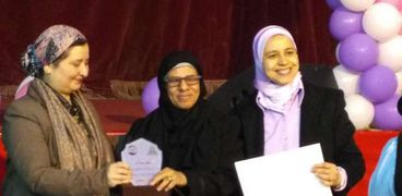 فى يوم عيد الأم كلية البنات تكرم الأمهات المثاليات بجامعة عين شمس