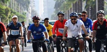 وزير الرياضة يقود ماراثون الدراجات من المتحف المصري بالتحرير