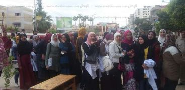 طالبات جامعة المنصورة في طابور الاستفتاء