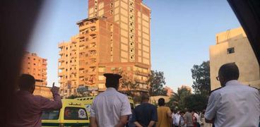 الآلاف من أهالي المحلة يؤدون صلاه الجنازه علي ٨ أشخاص من ضحايا حادث انهيار منزل سكني بالرجبي