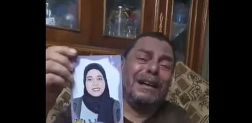 الأب يبحث عن ابنته منى حسين