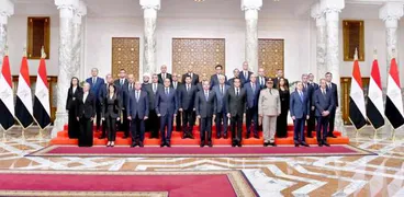 الرئيس السيسى يتوسط أعضاء الحكومة الجديدة بعد أداء اليمين الدستورية