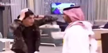 مذيع سعودي يفاجئ متسابق بخبر وفاة والده على الهواء مباشرة