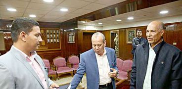 محافظ كفر الشيخ خلال لقاءه مع وكيل وزارة الكهرباء بالمحافظة