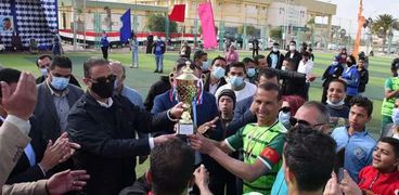 محافظ الفيوم يُسلم الكؤوس لأبطال دوري مراكز الشباب لكرة القدم
