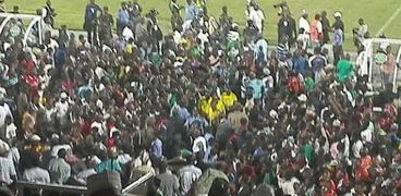 حظة اقتحام جماهير نيجيريا ملعب مباراة مصر