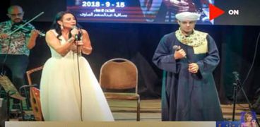 المنشد محمود التهامي والمغنية أليز خلال حفلهم سويا