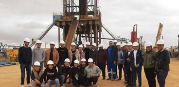طلاب علوم البترول جامعة مطروح خلال تدريبهم بموقع إنتاج بترول بالصحراء الغربية