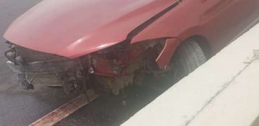 حادث تصادم سيارة ملاكي برصيف على طريق أسيوط الغربي