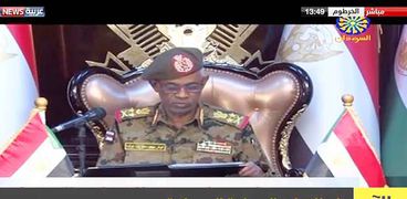 وزير الدفاع السوداني يلقى بيان يعلن اقتلاع النظام واحتجاز البشير