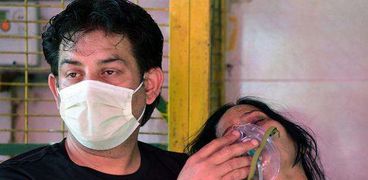إحدى مرضى فيروس كورونا في الهند تتلقى جلسة تنفس